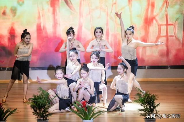 学校庆“六一”文艺汇演主持词